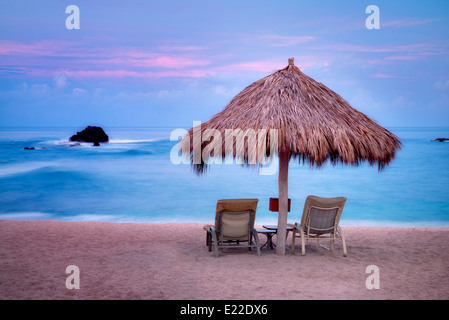 Strand und Stühle mit Sonnenaufgang im Four Seasons. Punta Mita, Mexiko. Stockfoto