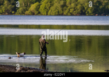 Fliegenfischen Sie auf Bassenthwaite Lake, englischen Lake District Stockfoto