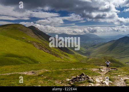 Walker auf das Coledale Hufeisen mit Grisedale Pike auf der linken Seite.  Englischen Lake District. Stockfoto