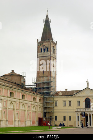 Uhrturm in Polirone Abbey im Zentrum von San Benedetto Po, Italien Stockfoto