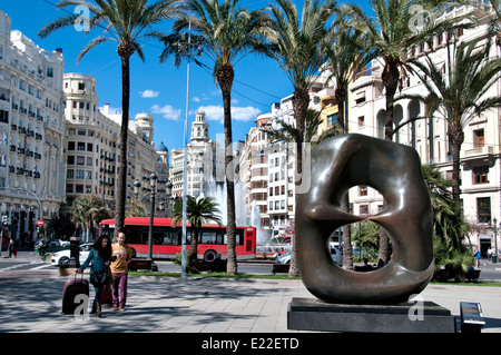 Skulptur von Henri Moore Valencia Spanien (Brunnen) Stadtzentrum Plaza del Ayuntamiento quadratisch Stockfoto