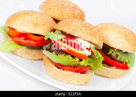 Hausgemachte Hamburger in weißen Schale legen. Closeup Studio Foto Stockfoto