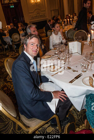 London, UK. 13. Juni 2014. Zac Goldsmith erhält die rücksichtsvoll Hotelier "Ei, Ei" Award 2014 für seine Verdienste für wohltätige Zwecke und Eintreten für einen ethischen Ansatz zum Hotel im Zusammenhang mit Dienstleistungen und Unternehmen die meisten vor allem Landwirtschaft @ The Langham Hotel 1 Portland Place, Regent Street, London W1B 1JA. Stockfoto