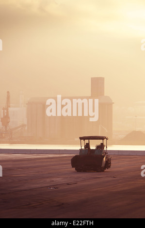 Asphalt-Fertiger Industriegebiet Stockfoto