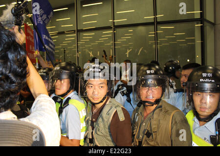 Hong Kong. 13. Juni 2014. Bereitschaftspolizei blockieren den Eingang in die Legislative Council Building in Tamar, Hong Kong, als Anti-Entwicklung Demonstranten protestieren. Bildnachweis: Robert SC Kemp/Alamy Live-Nachrichten Stockfoto