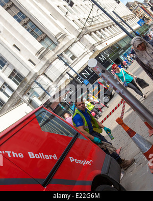 "Das Volk der Poller" Arbeiter und Arbeitnehmer van im abgesperrten Bereich, Manchester, UK Stockfoto