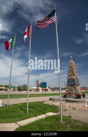 Rugby, North Dakota - ein Denkmal und der Flagge der USA, Kanada und Mexiko markieren das geographische Zentrum von Nord-Amerika. Stockfoto