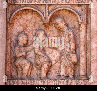 Christus Durchführung Werke der Barmherzigkeit Erleichterung über das Baptisterium von Benedetto Antelami, Parma, Emilia Romagna, Italien Stockfoto