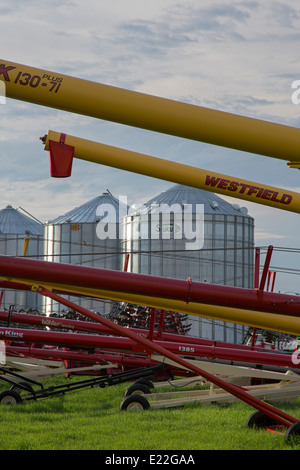 Maddock, North Dakota - Korn Schnecken neben Gewinn Lagerplätze. Stockfoto
