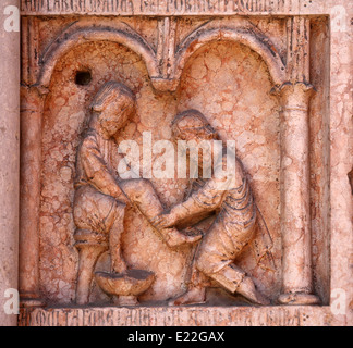 Christus Durchführung Werke der Barmherzigkeit Erleichterung über das Baptisterium von Benedetto Antelami, Parma, Emilia Romagna, Italien Stockfoto