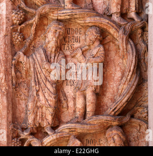 Christus Durchführung Werke der Barmherzigkeit Erleichterung über das Baptisterium von Benedetto Antelami, Parma, Emilia Romagna, Italien Stockfoto