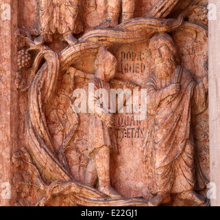 Christus Durchführung Werke der Barmherzigkeit Erleichterung über das Baptisterium von Benedetto Antelami, Parma, Emilia Romagna, Italien Stockfoto