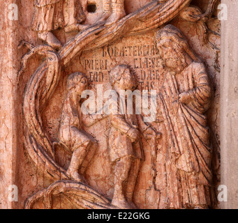 Christus Durchführung Werke der Barmherzigkeit Erleichterung über das Baptisterium von Benedetto Antelami, Parma, Emilia Romagna, Italien Stockfoto