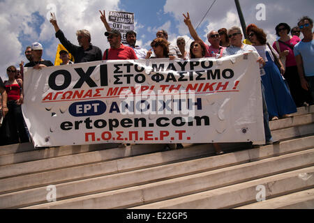 Mitarbeiter der griechischen Staatsfernsehen protestieren gegen Schließung. Mitarbeiter des Fernsehsenders ERT (griechische Staatsfernsehen) protestieren gegen die am ersten Tag, jährliche schließen. 11.06.2014 Stockfoto