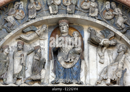 Jungfrau Maria mit dem Jesuskind. Baptisterium. Parma. Emilia-Romagna. Italien. Stockfoto
