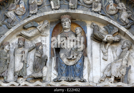 Jungfrau Maria mit dem Jesuskind. Baptisterium. Parma. Emilia-Romagna. Italien. Stockfoto