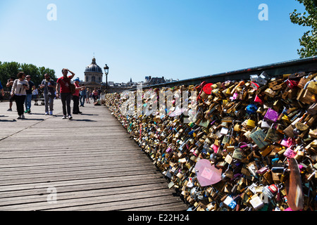 hölzerne Brücke Pont des Arts in Paris Love sperrt Wunsch sperren ließ als Andenken von Touristen eine große Anzahl von Liebe Vorhängeschlösser zieren Stockfoto