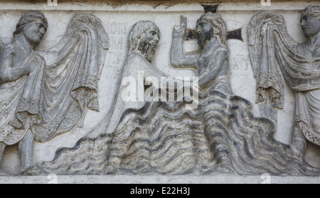 Taufe von Jesus Christus Erleichterung über das Baptisterium von Benedetto Antelami, Parma, Emilia Romagna, Italien Stockfoto