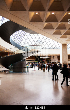 im Musée du Louvre Paris Frankreich Museum innen touristischen Attraktion Masse Massen besuchen Blick auf Stockfoto