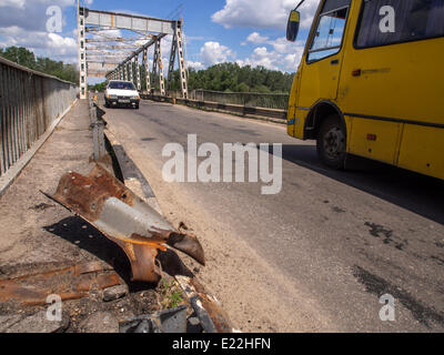 Luhansk, Ukraine. 13. Juni 2014. Pro-russischen Aufständischen Kontrollpunkt an der alten Straßenbrücke über den Fluss Siwerskyj Donez am Eingang die Staniza Luhanskaya über den vergangenen Tag ukrainische Truppen 150 Kämpfer getötet. Spuren der Rakete traf auf einer Brücke über den Fluss. Die schwersten Angriffe haben in der Region Donezk stattgefunden. Nationalgarde der Ukraine weiterhin den Ring um Luhansk zu komprimieren. Bildnachweis: Igor Golovnov/Alamy Live-Nachrichten Stockfoto