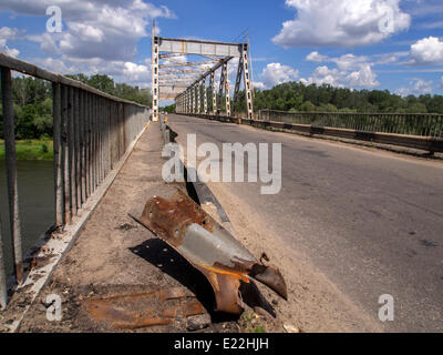 Luhansk, Ukraine. 13. Juni 2014. Pro-russischen Aufständischen Kontrollpunkt an der alten Straßenbrücke über den Fluss Siwerskyj Donez am Eingang die Staniza Luhanskaya über den vergangenen Tag ukrainische Truppen 150 Kämpfer getötet. Spuren der Rakete traf auf einer Brücke über den Fluss. Die schwersten Angriffe haben in der Region Donezk stattgefunden. Nationalgarde der Ukraine weiterhin den Ring um Luhansk zu komprimieren. Bildnachweis: Igor Golovnov/Alamy Live-Nachrichten Stockfoto