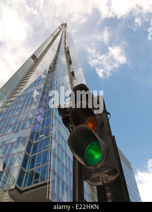 Gehen Sie ein Weitwinkel von The Shard London vor einem dramatischen blau-weißen Himmel mit Ampel im Vordergrund zeigt grün für Stockfoto