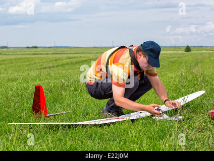 Mann macht die Montage RC Segelflugzeug, Nahaufnahme Stockfoto