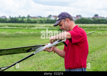 Mann macht die Montage RC Segelflugzeug, Nahaufnahme Stockfoto