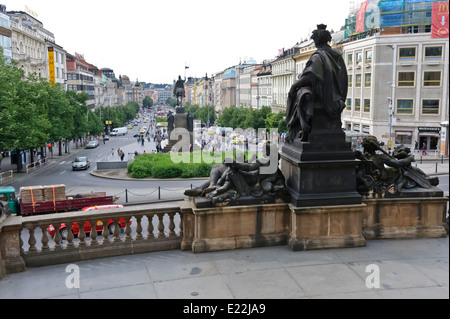 St. Wenceslas-Statue auf dem Pferderücken trägt eine Flagge vor dem Nationalmuseum in Prag, Tschechien. Stockfoto