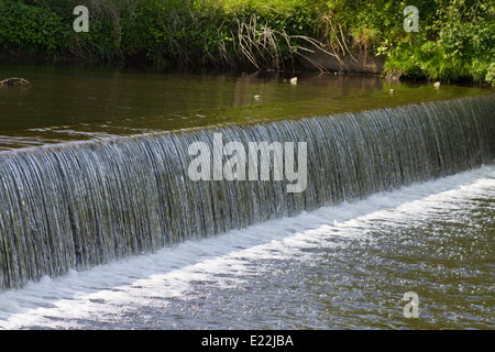 Wehr-Wasser-Kaskaden flussabwärts Stockfoto