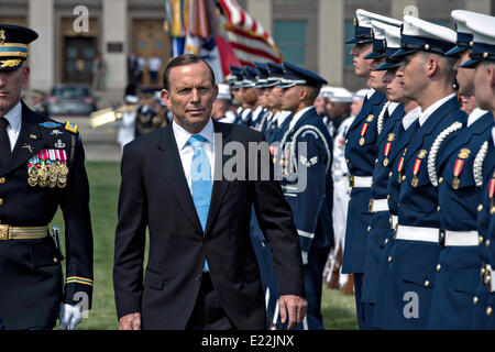 Australischer Premierminister Tony Abbott Bewertungen die Ehrengarde im Rahmen einer Ankunft-Zeremonie im Pentagon 13. Juni 2014 in Arlington, VA. Stockfoto