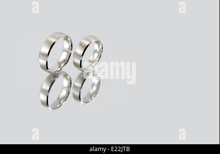 Ein paar goldene Hochzeit Ringe auf Spiegel. (Platz für Text) Stockfoto