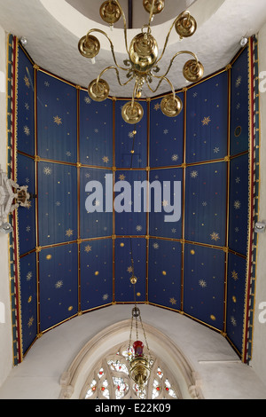 Decke einer mittelalterlichen Kirche zeigt eine gemalte himmlische design Stockfoto