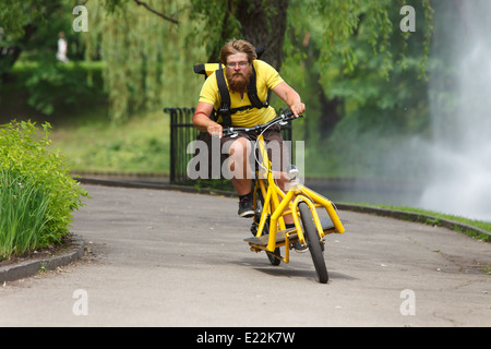 Fahrradkurier mit Lastenfahrrad für die Lieferung zu beschleunigen Stockfoto