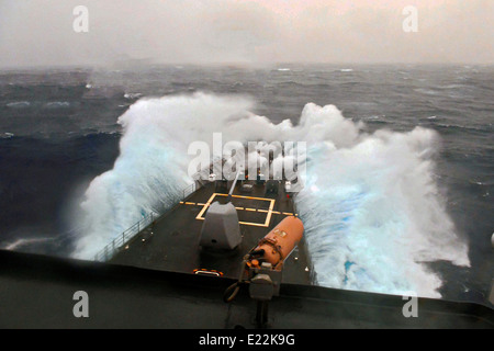 Wellen über den Bogen von der US Navy Ticonderoga-Klasse geführte Flugkörper Kreuzer USS Antietam als es dampft durch Seegang während einer Patrouille 12. Juni 2014 in der Philippinensee. Stockfoto