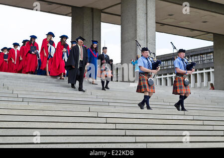 BURNABY, BC, KANADA.  12. Juni 2014: Mitglieder der Simon Fraser University Pipe Band führen die Prozession der Diplomanden während der Frühling 2014 Einberufung Zeremonie für die Fakultät für Geistes- und Sozialwissenschaften.  Die Einberufung-Zeremonie ist in der Einberufung Mall außerhalb statt.  Bildnachweis: Maria Janicki/Alamy Live-Nachrichten. Stockfoto