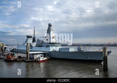 HMS Dauntless, Typ 45 oder Daring-Klasse Luftverteidigungszerstörer am 1st Day of the Riverside Festival in Liverpool für das Wochenende 13. – 15. Juni 2014. Eine Reihe von maritimen Größen und zu Besuch Schiffe einschließlich Royal und Merchant Navy Schiffe. Stockfoto