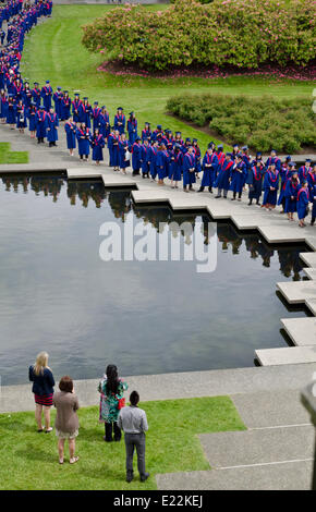 BURNABY, BC, KANADA.  12. Juni 2014: Simon Fraser University Studenten stehen am Teich im akademischen Viereck kurz vor Beginn der feierlichen Frühjahr 2014 Einberufung für die Fakultät für Geistes- und Sozialwissenschaften. Stockfoto