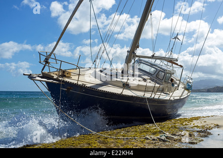 Yacht gespült und auf Felsen in Pink Gin Bay, in der Nähe von St. George, Grenada, West Indies Stockfoto