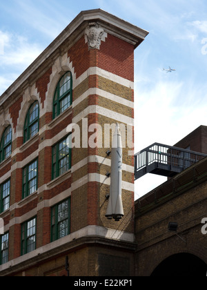 Das Ende Backsteingebäude gegenüber Gleis 1 der London Bridge Station mit V2-Rakete befestigt und Flugzeug vorbei Stockfoto