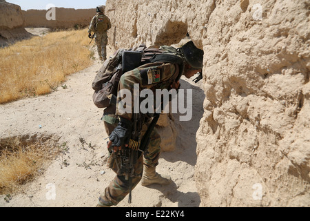 Afghan National Army Special Forces Soldaten mit der 3. Tolai, 3. spezielle Operationen Kandak tritt eine Verbindung während eines Clearing-Vorgangs 2. Juni 2014 in Karezak Dorf, Maiwand District, Provinz Kandahar, Afghanistan. Stockfoto
