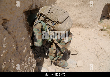 Afghan National Army Special Forces Soldaten mit der 3. Tolai, 3. spezielle Operationen Kandak tritt eine Verbindung während eines Clearing-Vorgangs 2. Juni 2014 in Karezak Dorf, Maiwand District, Provinz Kandahar, Afghanistan. Stockfoto