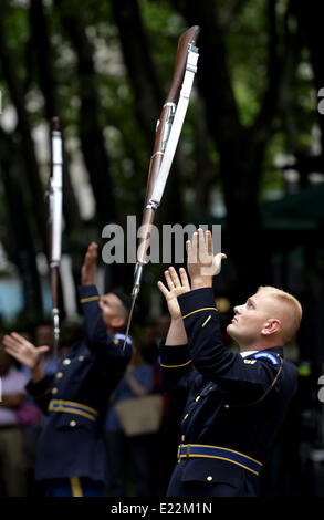 New York, Juni 13. 14. Juni 1775. US Army Drill Team Mitglieder wohnen in der United States Army 239. Geburtstagsfeier in New York, USA, am 13. Juni 2014. Der United States Army wurde am 14. Juni 1775 gegründet. Bildnachweis: Wang Lei/Xinhua/Alamy Live-Nachrichten Stockfoto