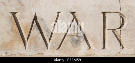"Krieg" gemeißelt in Stein am Tyne Cot War Cemetery, Flandern, Belgien. Zum Gedenken an erster Weltkrieg Stockfoto