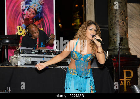 Liverpool, Vereinigtes Königreich. Freitag 13.. Juni 2014: Der Start des jährlichen brasilianischen Stil Festival öffnet im Alma de Cuba in Seel Straße mit der Sängerin Mariella. Bildnachweis: Dave Ellison/Alamy Live-Nachrichten Stockfoto