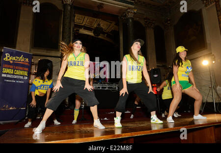 Liverpool, Vereinigtes Königreich. Freitag 13.. Juni 2014: Eine Tanzgruppe tragen brasilianischen Farben machen ihre Tanz-Routine vor dem Samba-Tänzer. Bildnachweis: Dave Ellison/Alamy Live-Nachrichten Stockfoto