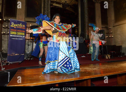 Liverpool, Vereinigtes Königreich. Freitag 13.. Juni 2014: Kirti Modelle eines neuen Kleider für den diesjährigen Brazilica Karnevalsumzug. Bildnachweis: Dave Ellison/Alamy Live-Nachrichten Stockfoto