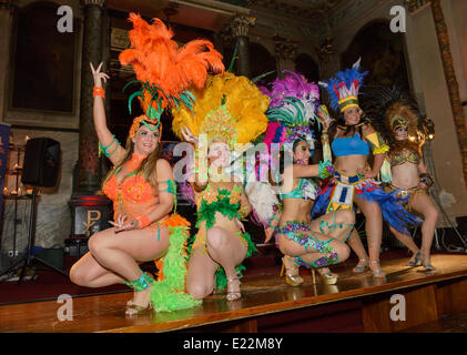 Liverpool, Vereinigtes Königreich. Freitag 13.. Juni 2014: Samba-Tänzer in der Alma de Cuba für den Start der Brazilica 2014 durchführen. Bildnachweis: Dave Ellison/Alamy Live-Nachrichten Stockfoto