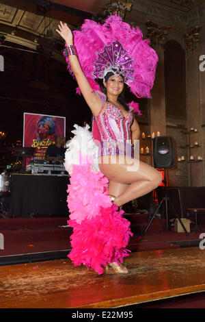 Liverpool, Vereinigtes Königreich. Freitag 13.. Juni 2014: Pailletten, Federn und helle Coloursadorn ein attraktives Samba-Tänzer. Bildnachweis: Dave Ellison/Alamy Live-Nachrichten Stockfoto