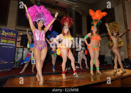 Liverpool, Vereinigtes Königreich. Freitag 13.. Juni 2014: Samba-Tänzer zeigen Sie die Kostüme für den diesjährigen Brazilica internationalen Samba Karneval. Bildnachweis: Dave Ellison/Alamy Live-Nachrichten Stockfoto